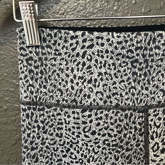 Sweaty Betty, Flatter Me Cheetah Print Leggings Black Gray, 7/8 length - Picture 4 of 11